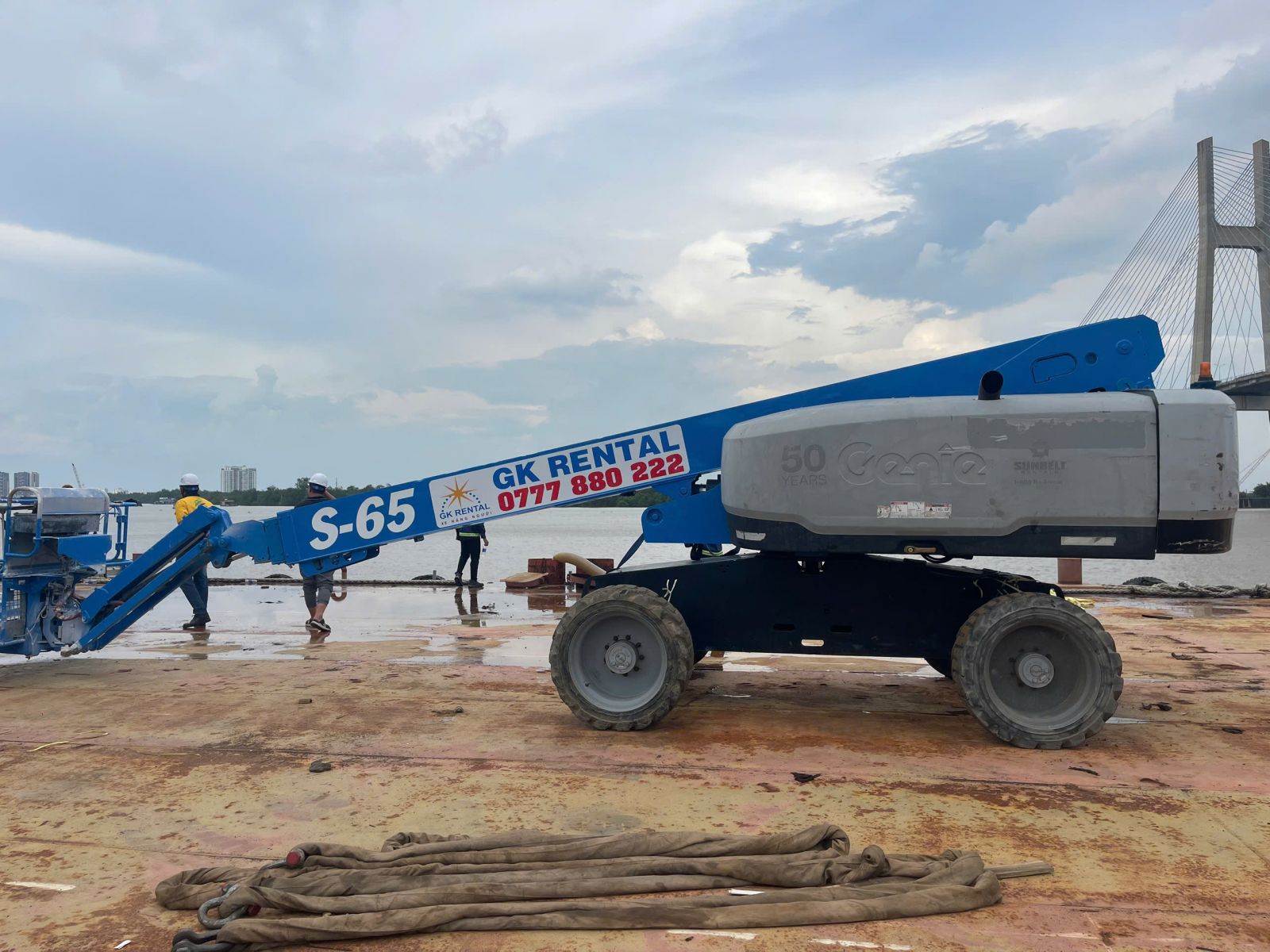 Xe nâng người Genie S65XC cao 22m.